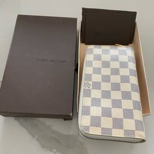Louis Vuitton Zippy wallet